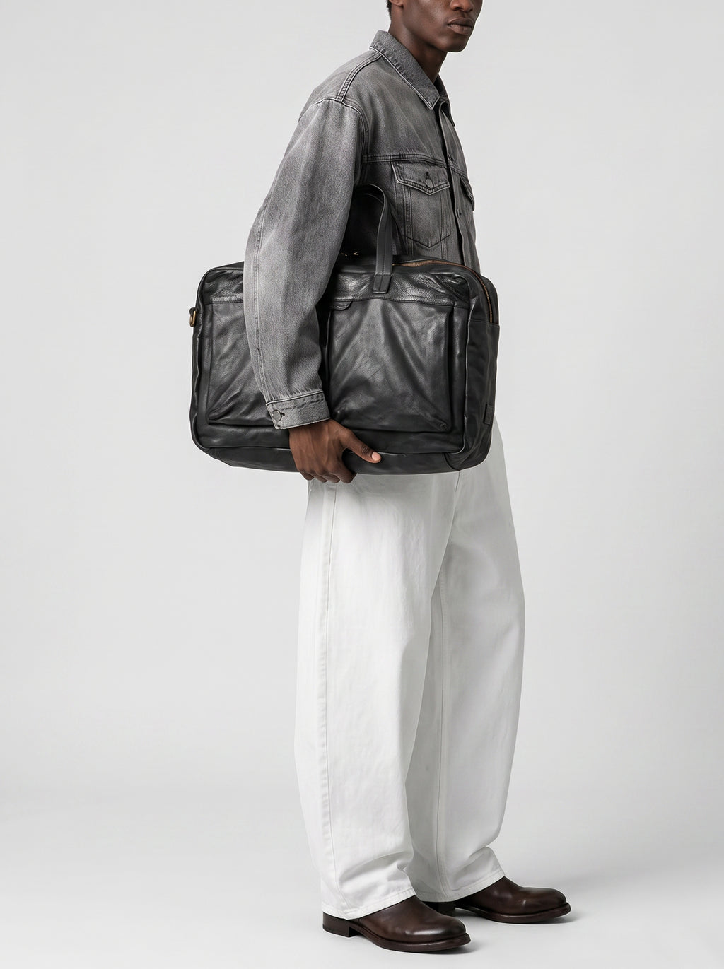 HELMET 056 - Borsa Weekender in Pelle Nera - image 2,side view